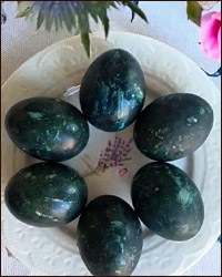 Красим пасхальные яйца